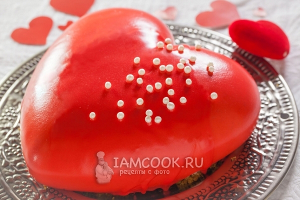 Фото муссово-клубничного торта с зеркальной глазурью