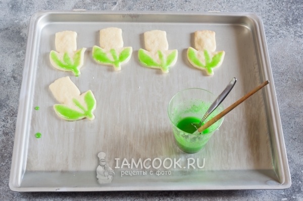 Покрасить печенье сахарной глазурью