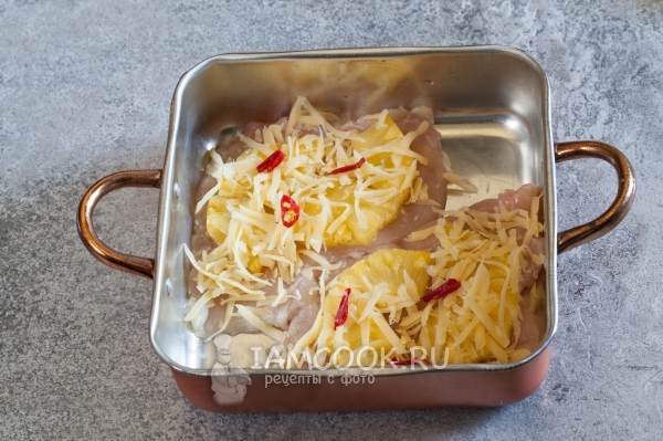 Посыпать сыром и перцем чили