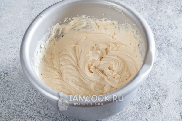 Взбить сгущенку с маслом