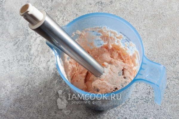 Пюрировать творог с лососем
