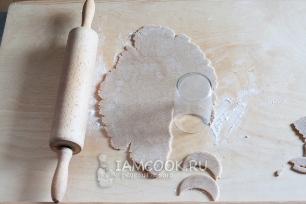 Вырезать из теста полумесяцы