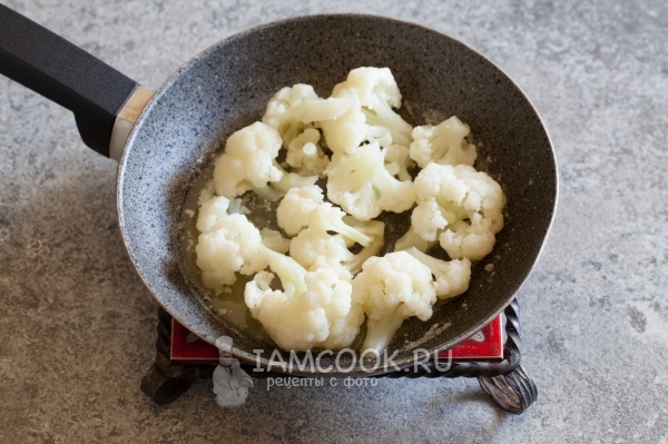 Положить капусту на сковороду