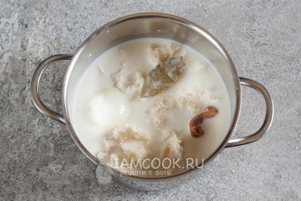 Положить в молоко лук, хлеб и приправы