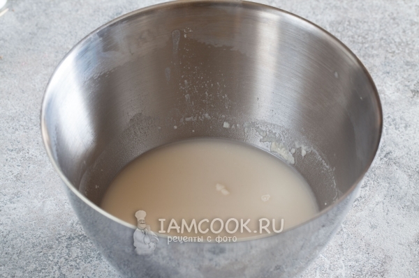 Добавить муку и дрожжи