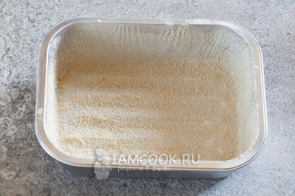 Обсыпать форму сухарями