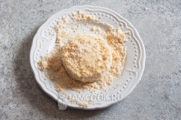 Обвалять сыр в сухарях