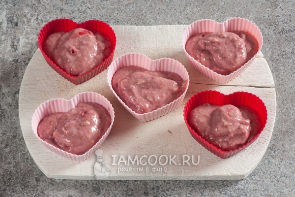 Переложить тесто в формочки