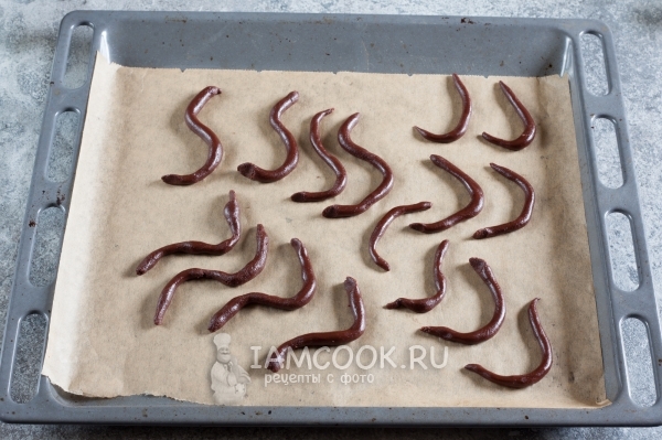 Выложить заготовки лапок из теста на противень