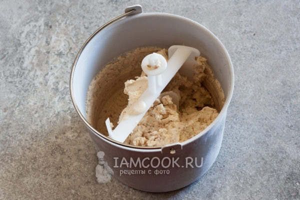 Переложить смесь в мороженицу