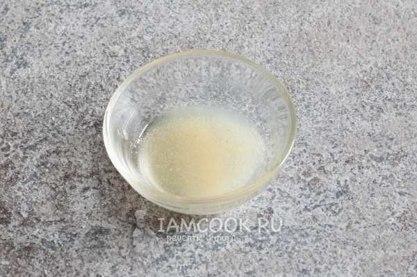 Всыпать в сок соль и чеснок