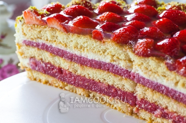 Фото бисквитного торта с клубникой