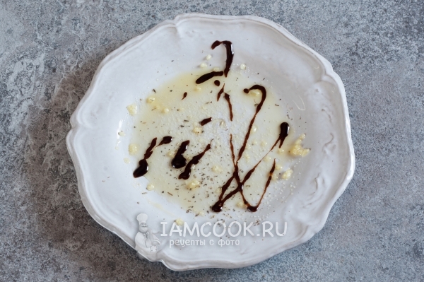 Полить тарелку маслом с чесноком и крем-бальзамико