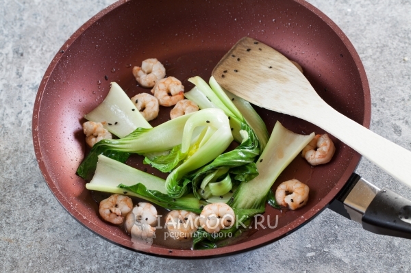 Положить креветки и пак чой