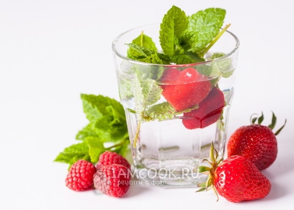 Фото ароматизированной воды с ягодным льдом