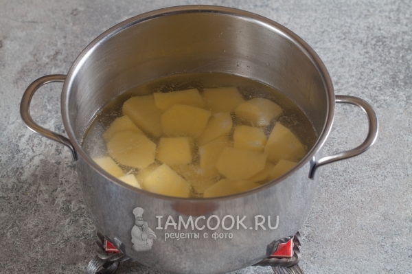 Положить картошку в воду