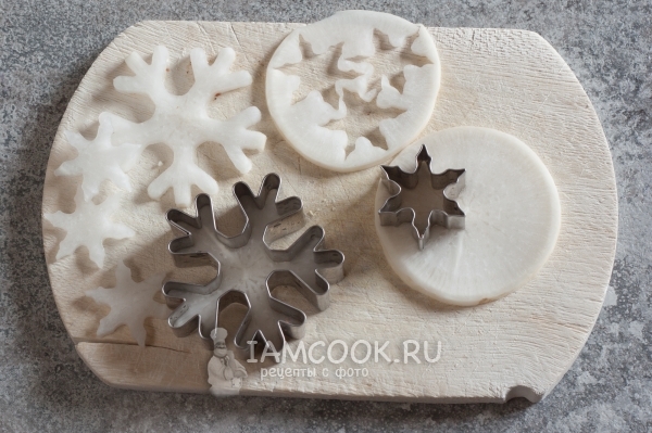 Вырезать из дайкона снежинки