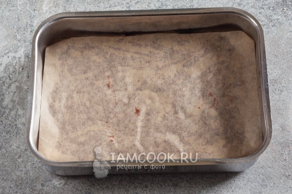 Положить на тесто пергамент