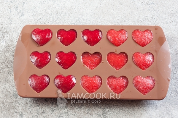 Заморозить ягодное пюре