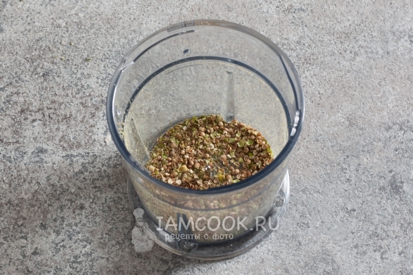 Измельчить перец с кориандром