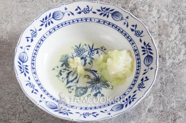 Натереть на терке лук и чеснок