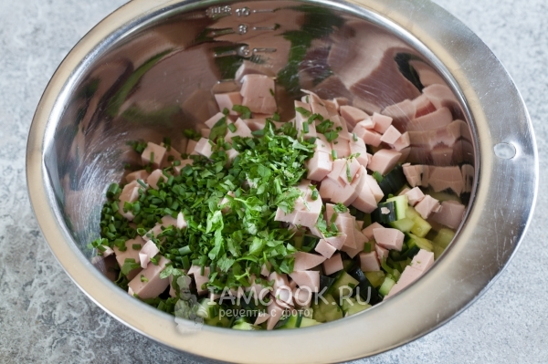 Положить лук и петрушку