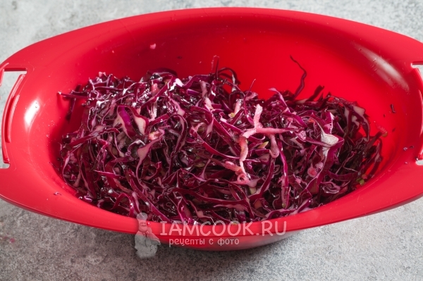 Добавить заправку и размешать