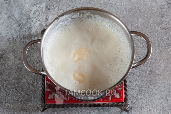 Положить сливочное масло