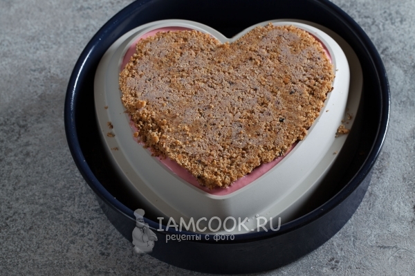 Положить сверху корж