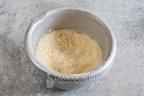 Смешать масло с мукой и сахаром в крошку