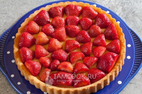 Выложить клубнику на корж