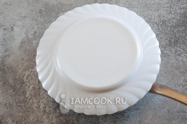 Накрыть торт тарелкой