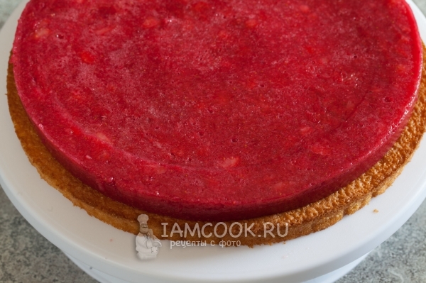 Положить на бисквит компоте