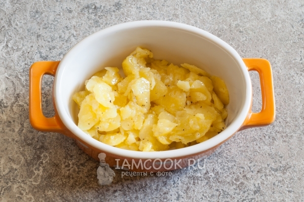 Положить слой картофеля