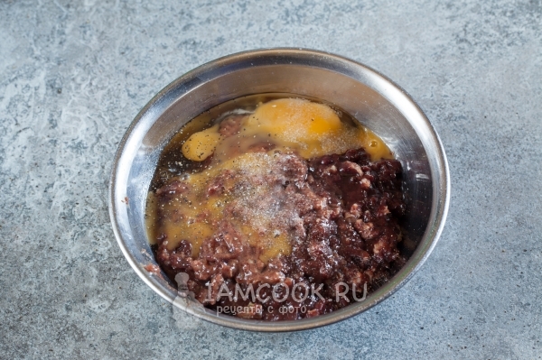 Добавить яйцо, соль и перец