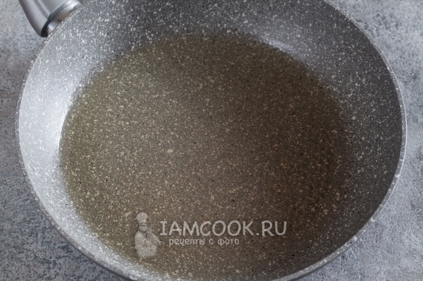Разогреть на сковороде масло