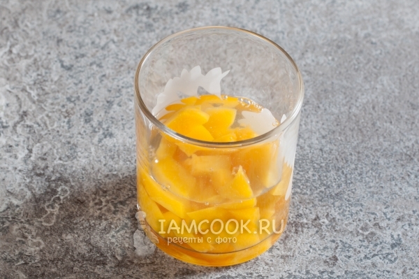 Соединить фрукты со сладким желе