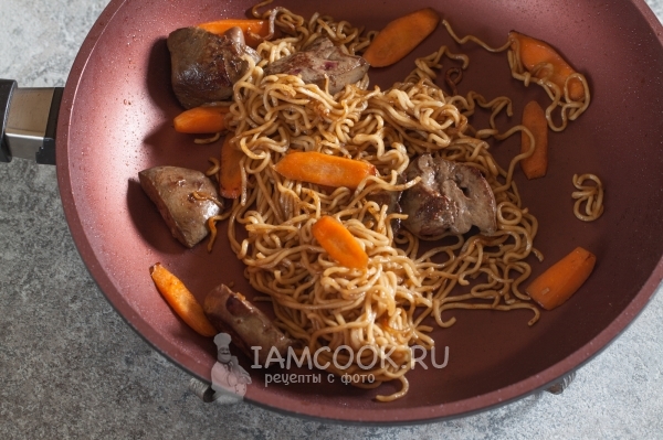 Добавить морковь и лапшу