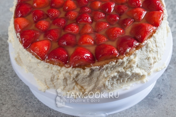 Смазать бока торта кремом