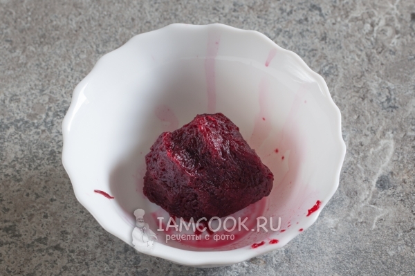 Свеклу натереть на терке и отжать