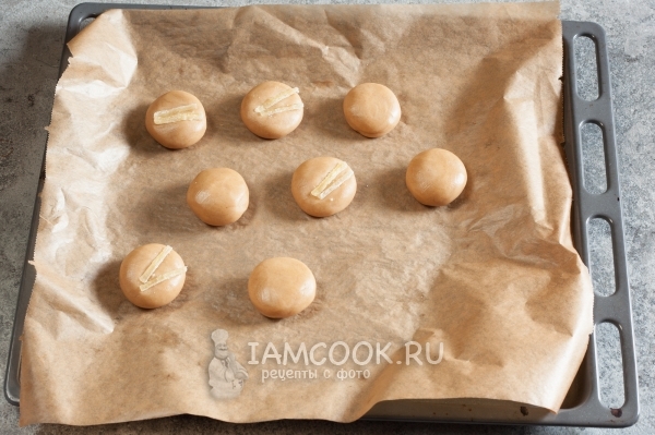 Положить на тесто имбирь