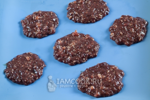 Положить фарш на силиконовый коврик