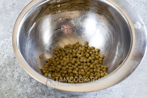 Слить с горошка воду