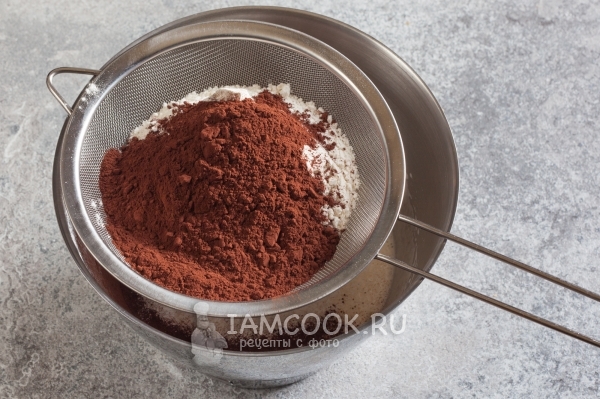 Просеять муку и какао