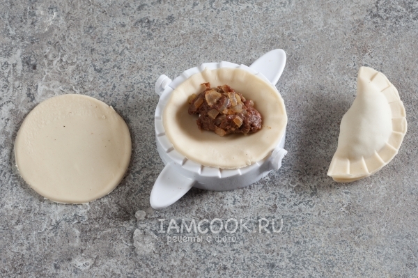 Положить на тесто фарш