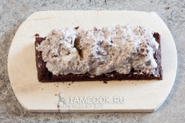 Обмазать банан сметаной с бисквитной крошкой