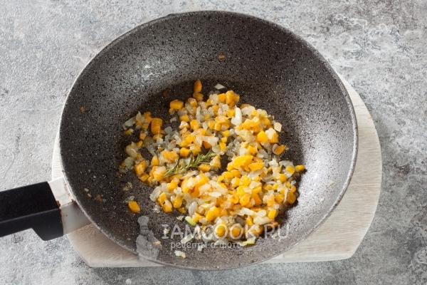 Обжарить лук с морковью