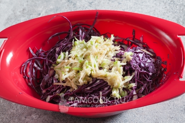 Натереть яблоко