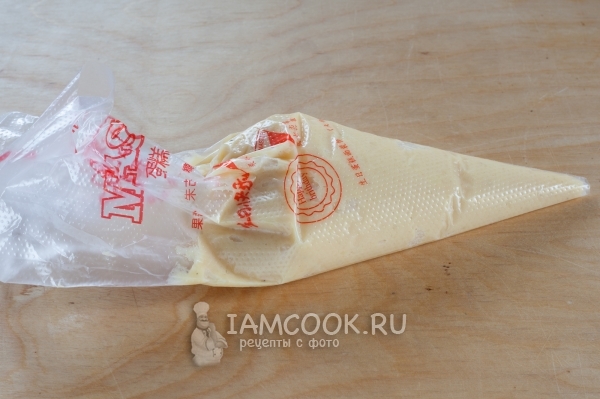 Выложить тесто в мешок