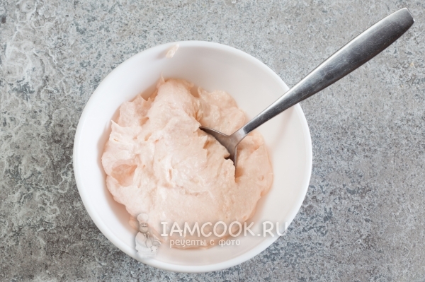 Пюрировать лососину с творогом